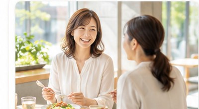 カフェで食事を楽しむ女性2人
