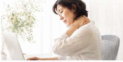 仕事中に肩や腰が気になる女性